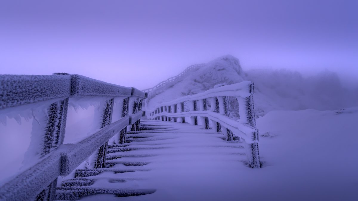 Photo de nuit au sommet du Puy de Sancy en Auvergne en Hiver