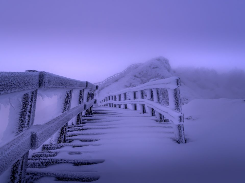 Photo de nuit au sommet du Puy de Sancy en Auvergne en Hiver